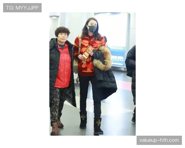 史梦瑶这家伙，机场里穿得跟去派对，行李箱都得怕挤瘪了吧？