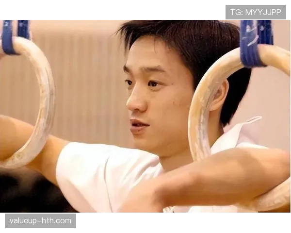 杨威晒家居照，墙上一排奖牌旁竟然还有迷你起跳台，我这租房党认输